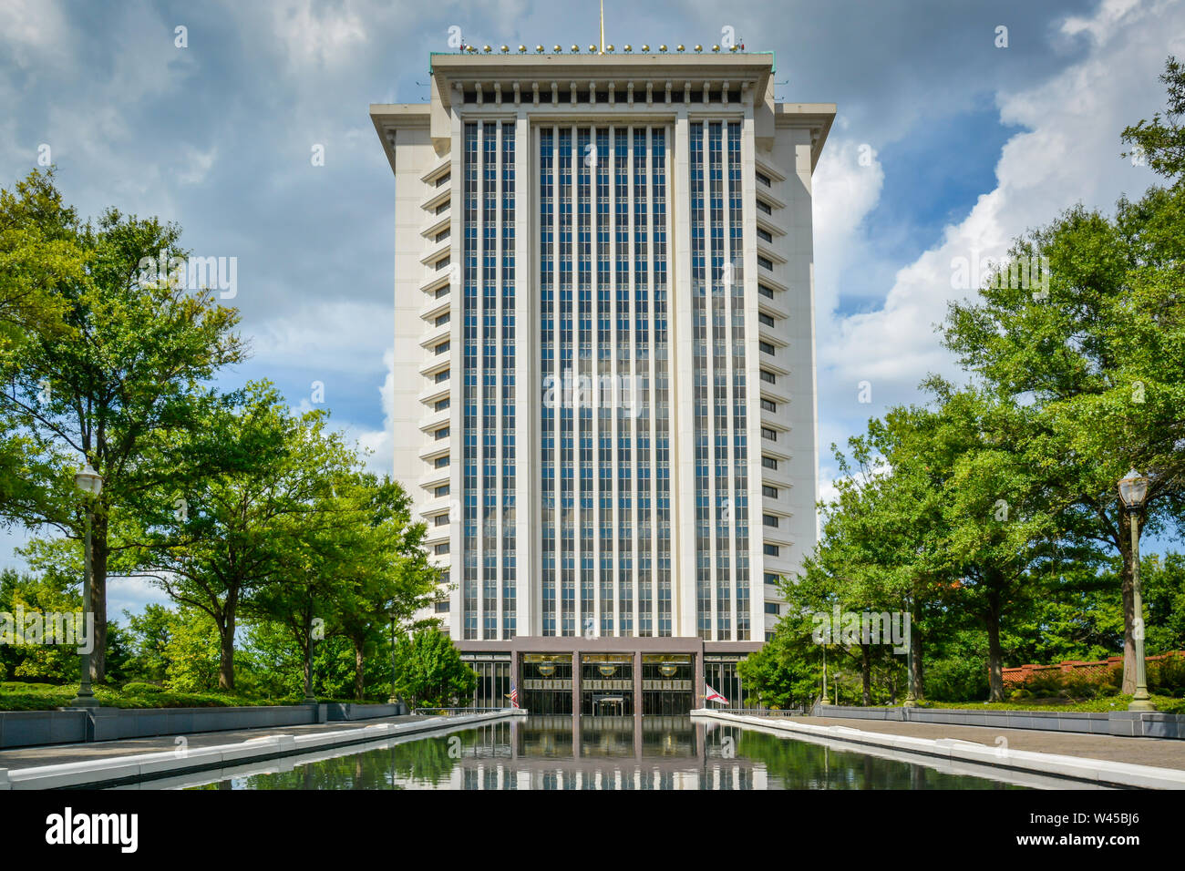 Il pool di riflessione prima della moderna torre RSA complesso, ancora il più alto edificio in Montgomery, AL, STATI UNITI D'AMERICA, Foto Stock