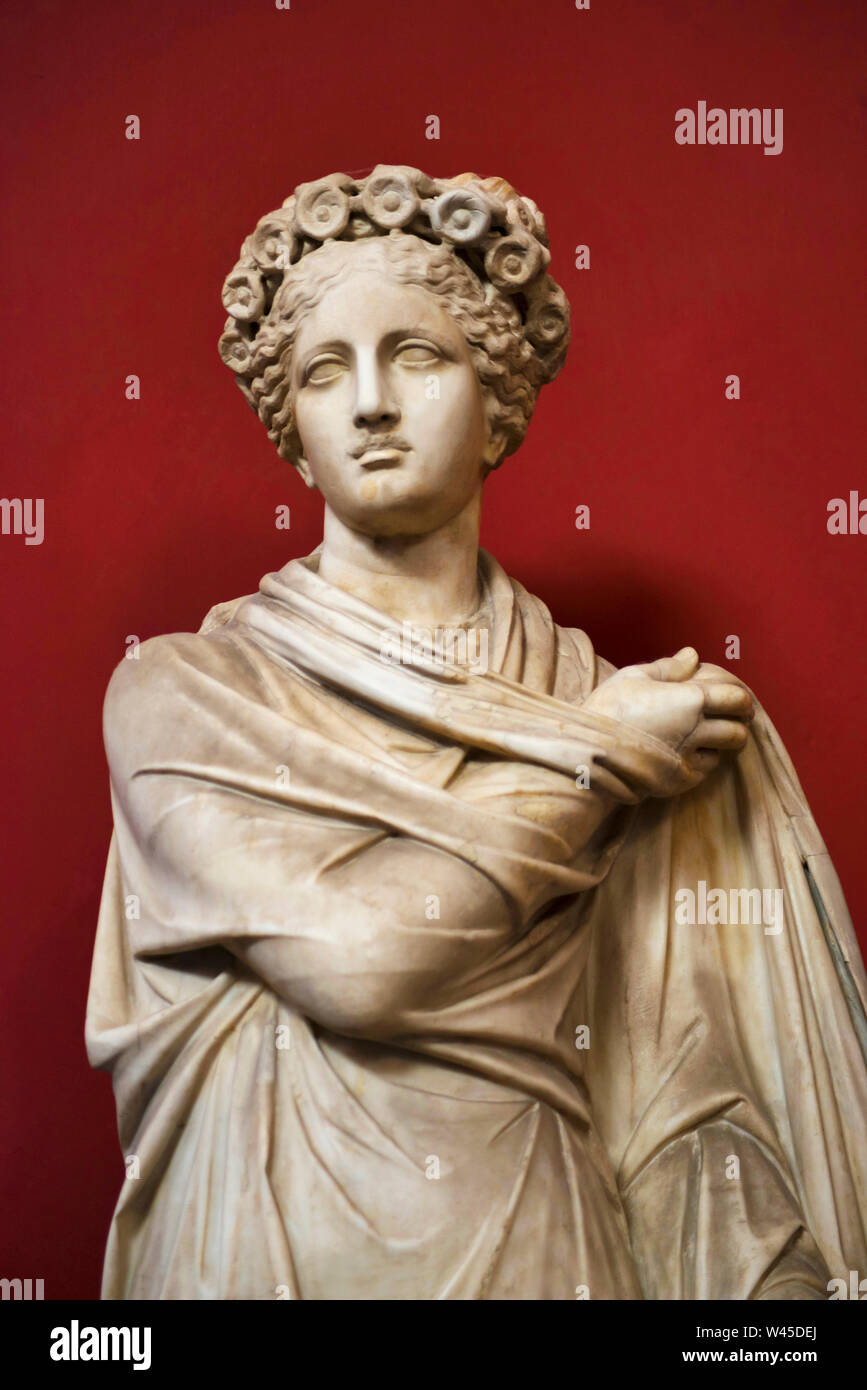 Statua di una bellissima femmina con corona floreale, tenendo il drappeggio in mano, Cappella Sistina, il Museo del Vaticano, Roma, Italia. Foto Stock