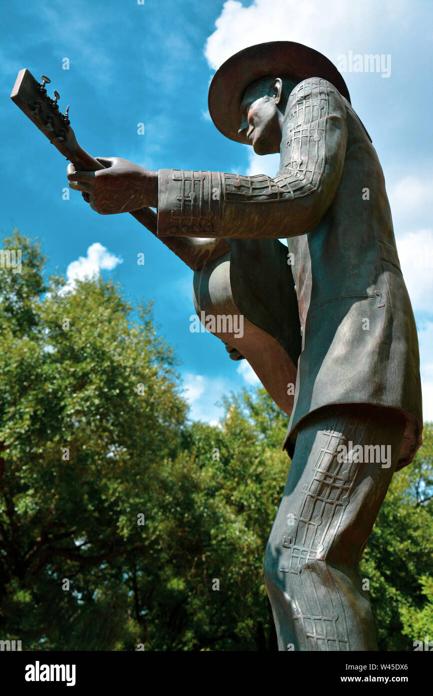 Verso l'alto angolo di visione della statua di Hank Williams, Sr, indossando la sua musica nota suit, strimpellamento la sua chitarra in Montgomery, AL, STATI UNITI D'AMERICA Foto Stock