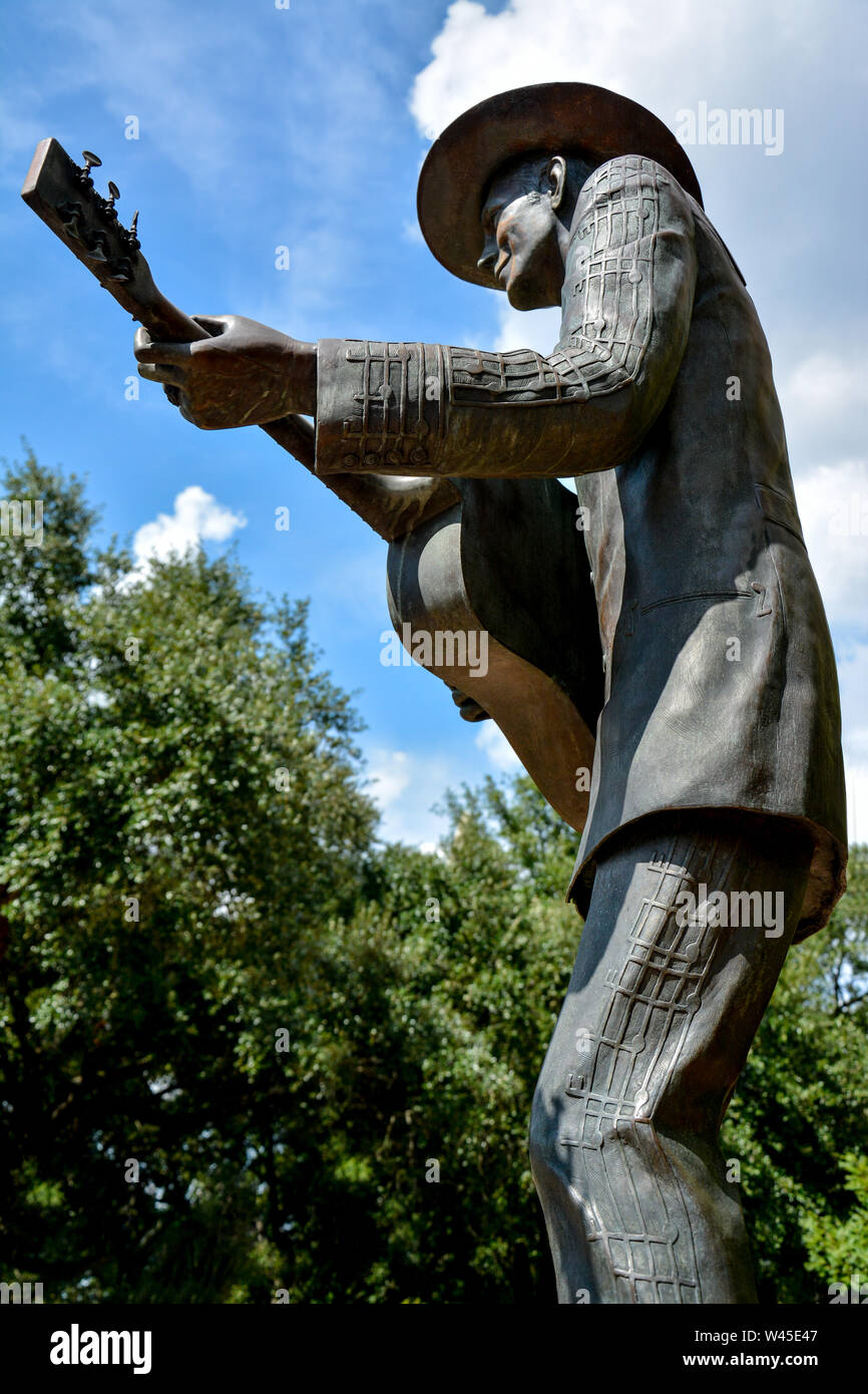 Verso l'alto angolo di visione della statua di Hank Williams, Sr, indossando la sua musica nota suit, strimpellamento la sua chitarra in Montgomery, AL, STATI UNITI D'AMERICA Foto Stock