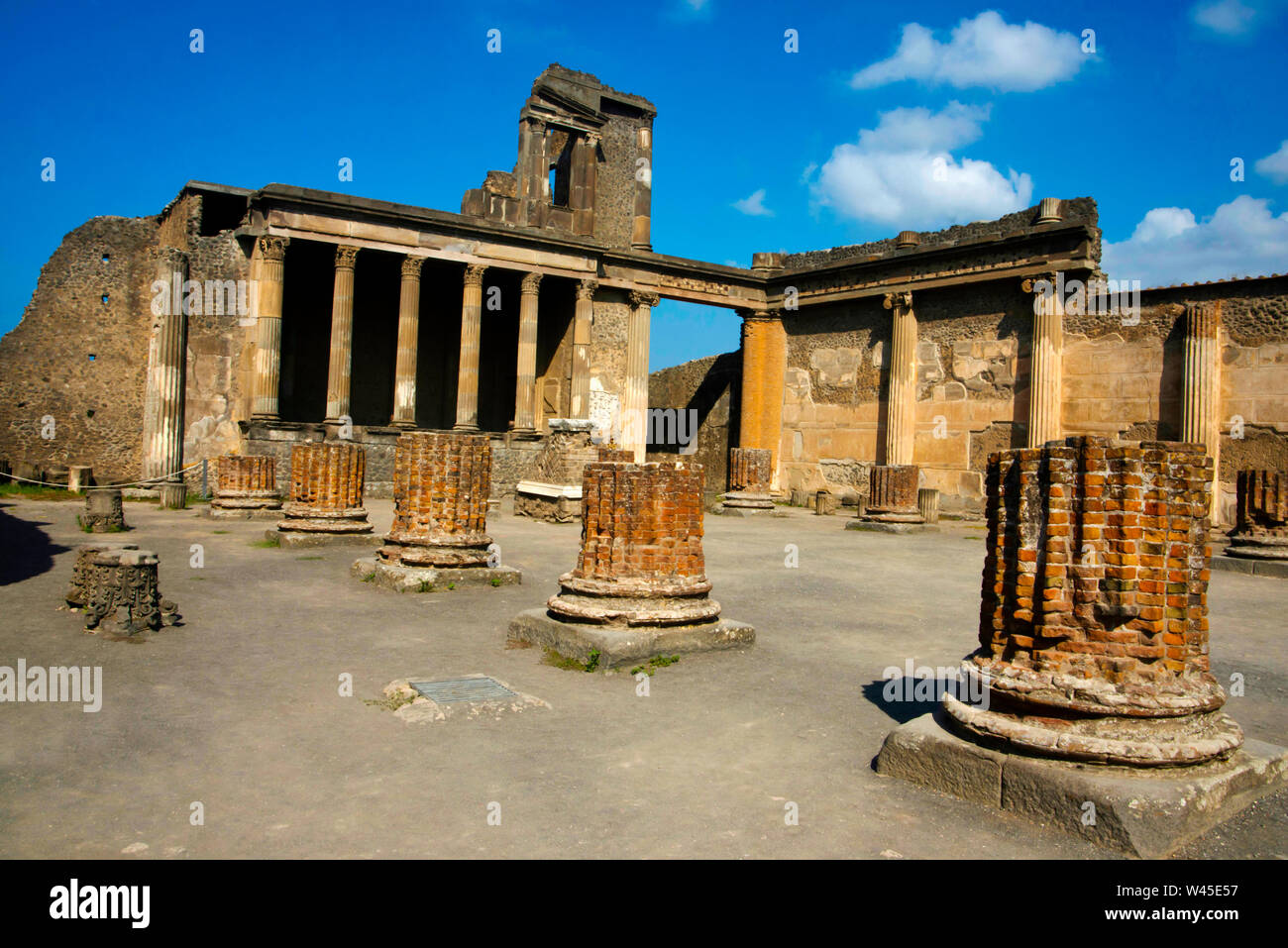 Vista generale di alcune delle rovine che mostra il pilastro rimane e palazzi, Pompei, Italia. Foto Stock