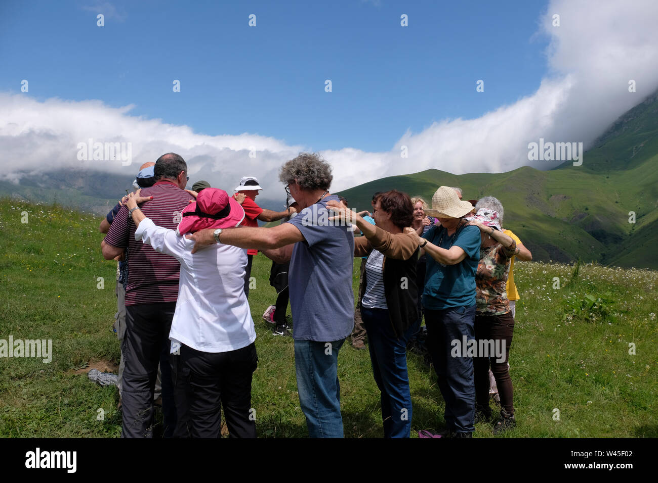 Anziani turisti la riproduzione di gioco sociale nelle montagne del Caucaso nella Repubblica del Nord Ossetia-Alania nel Nord Caucaso Distretto federale della Russia. Foto Stock