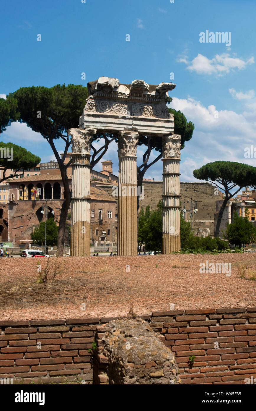 Il foro romano o marketplace o plaza circondato da resti di antichi edifici governativi, Roma. Foto Stock