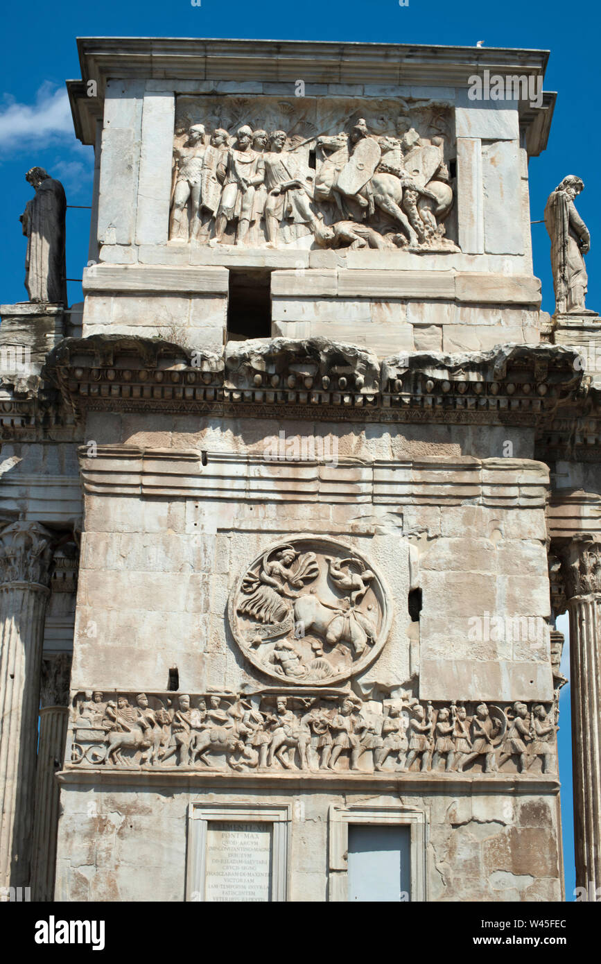 Una scena di battaglia e un fregio di soldati tre archi di gate del Colosseo, Roma. Foto Stock