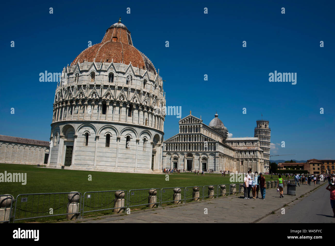 PISA, Italia, Luglio 2018, turistico a Pisa la Cattedrale di Piazza conosciuta come Piazza dei Miracoli oltre la torre pendente. Foto Stock