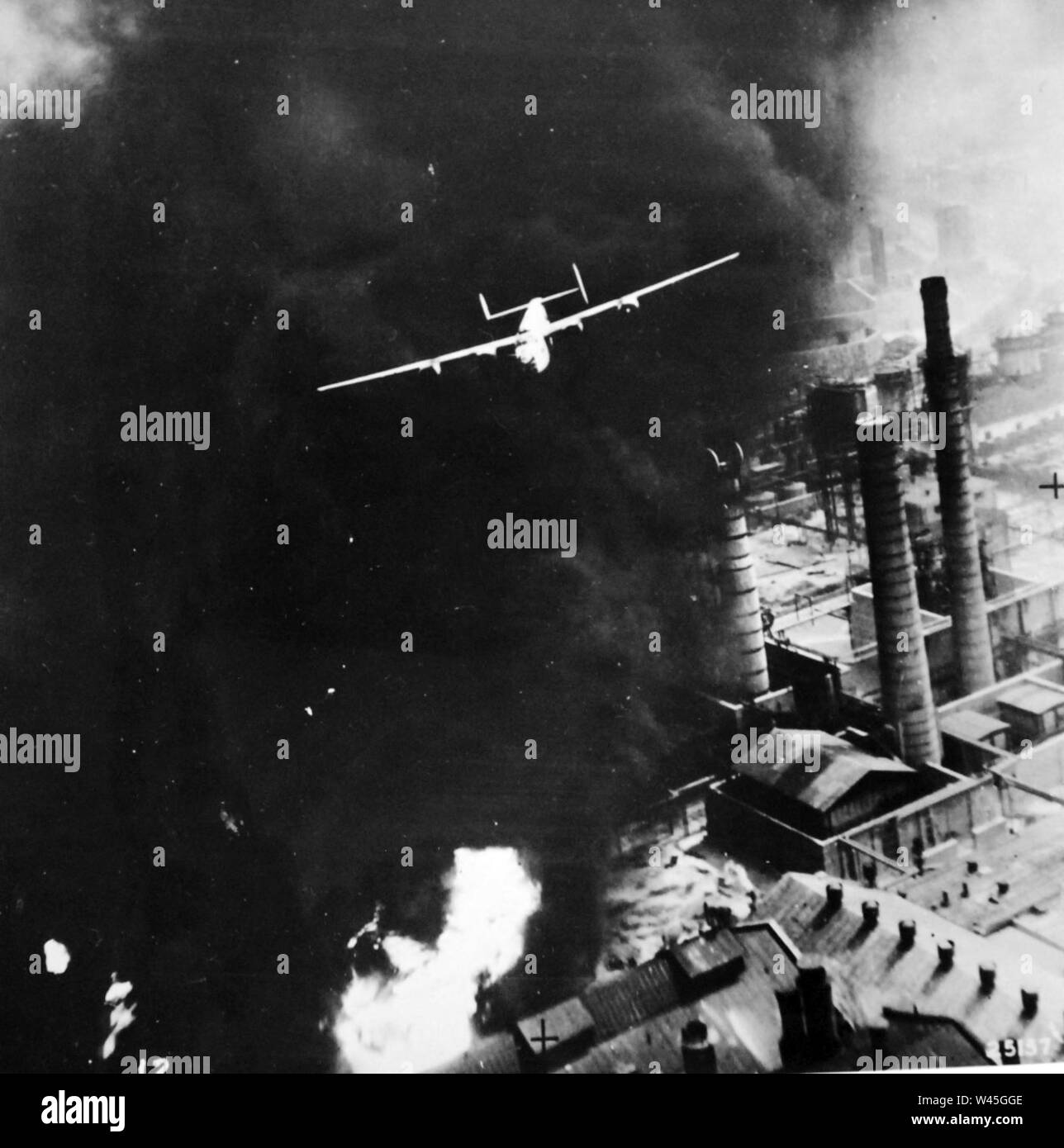 Consolidated B-24 Liberator il bombardamento di fabbriche di Ploesti, Romania, 1943 (27737508845). Foto Stock