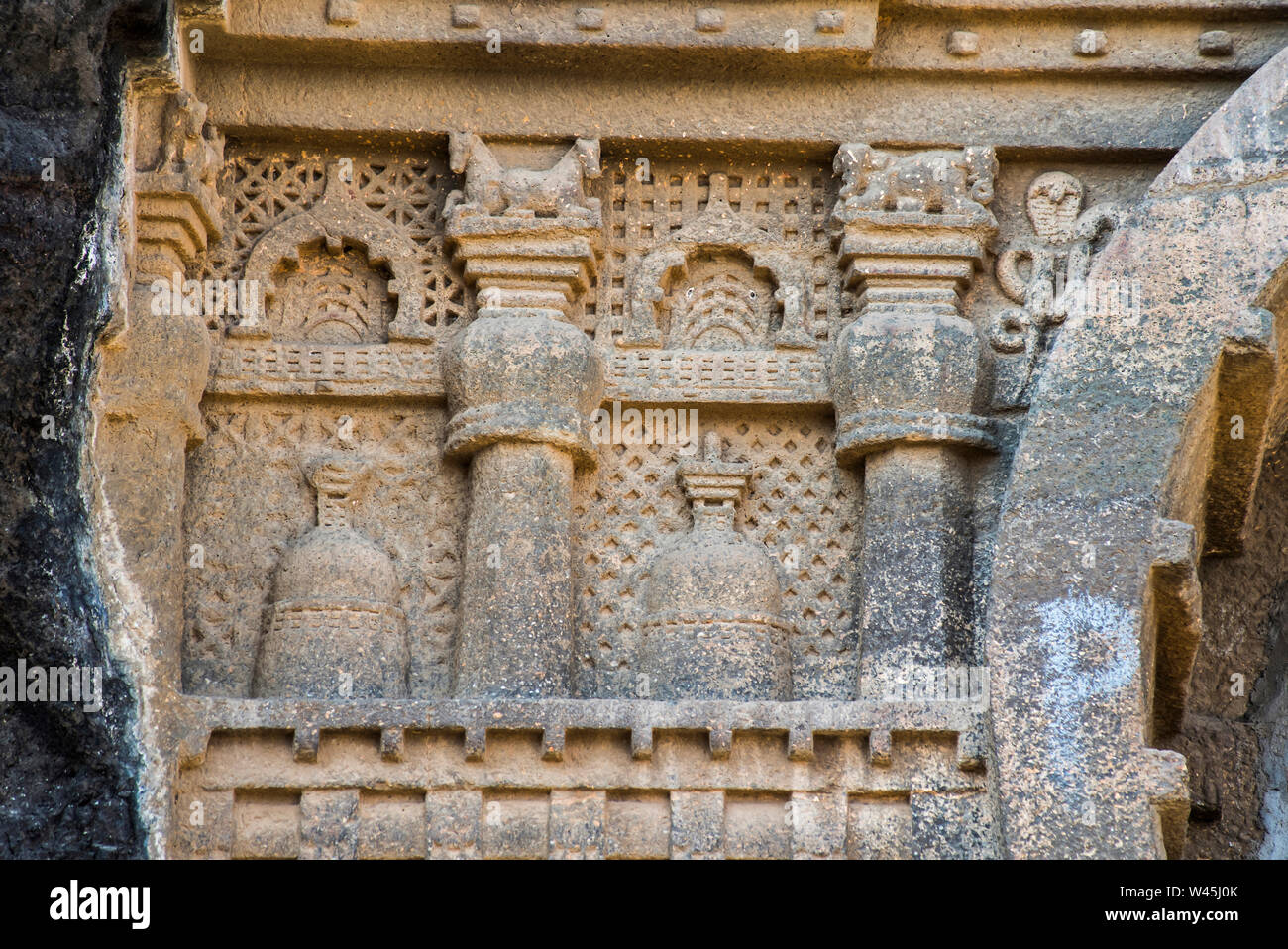 Grotta 18, Chaitya hall, dettagli del proprio diritto di chaitya arch mostrando stupa in miniatura, pilastri, Nasik, Maharashtra. Foto Stock