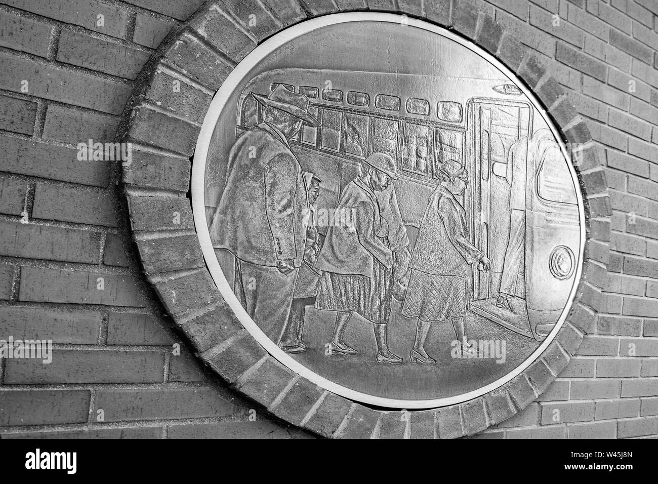 Un grande medaglione in bronzo dipicting Rosa Parks di salire a bordo del bus in 1955 visualizzati al di fuori della Rosa Parks Libreria e Museo in Montgomery, AL, in nero Foto Stock