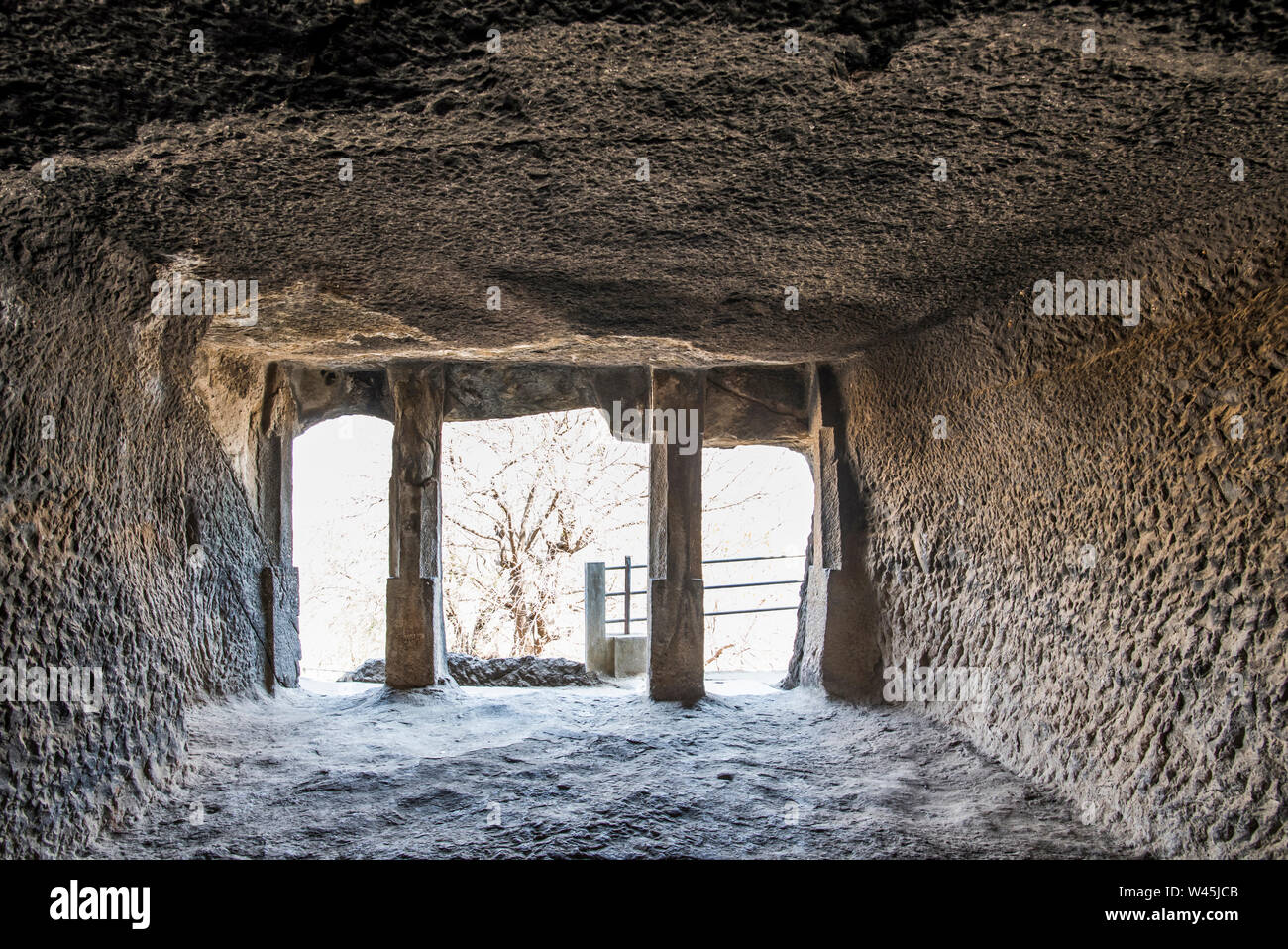 Cave 21, Immagine che mostra una semplice sala con ingresso due colonne e lesene, Pandavleni Caves, Nasik, Maharashtra. Foto Stock