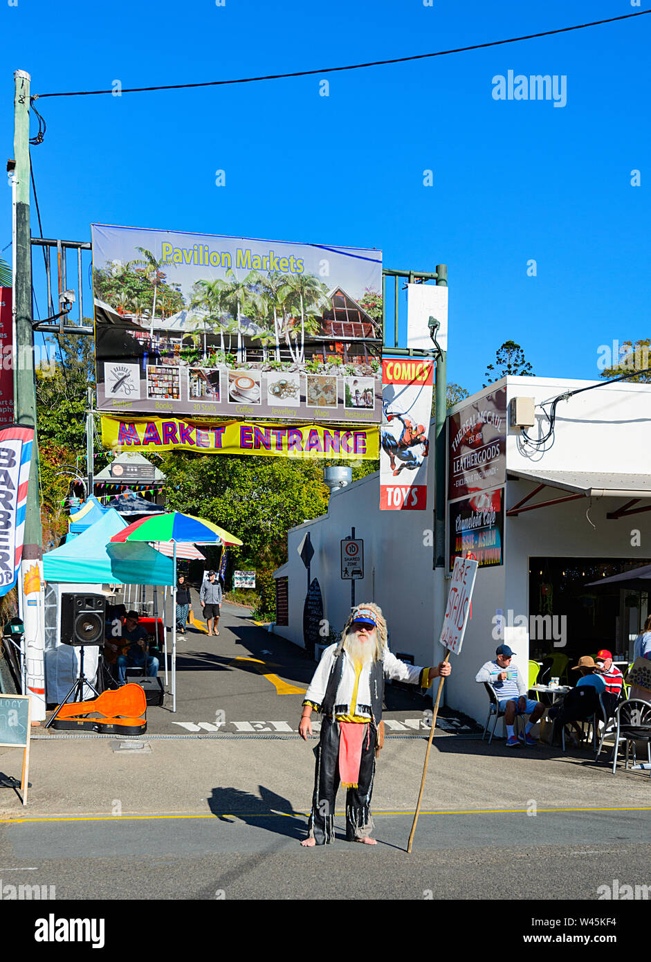 Uomo vestito come un Indiano detiene un segno all'ingresso sul mercato, Eumundi, Sunshine Coast, Queensland, QLD, Australia Foto Stock