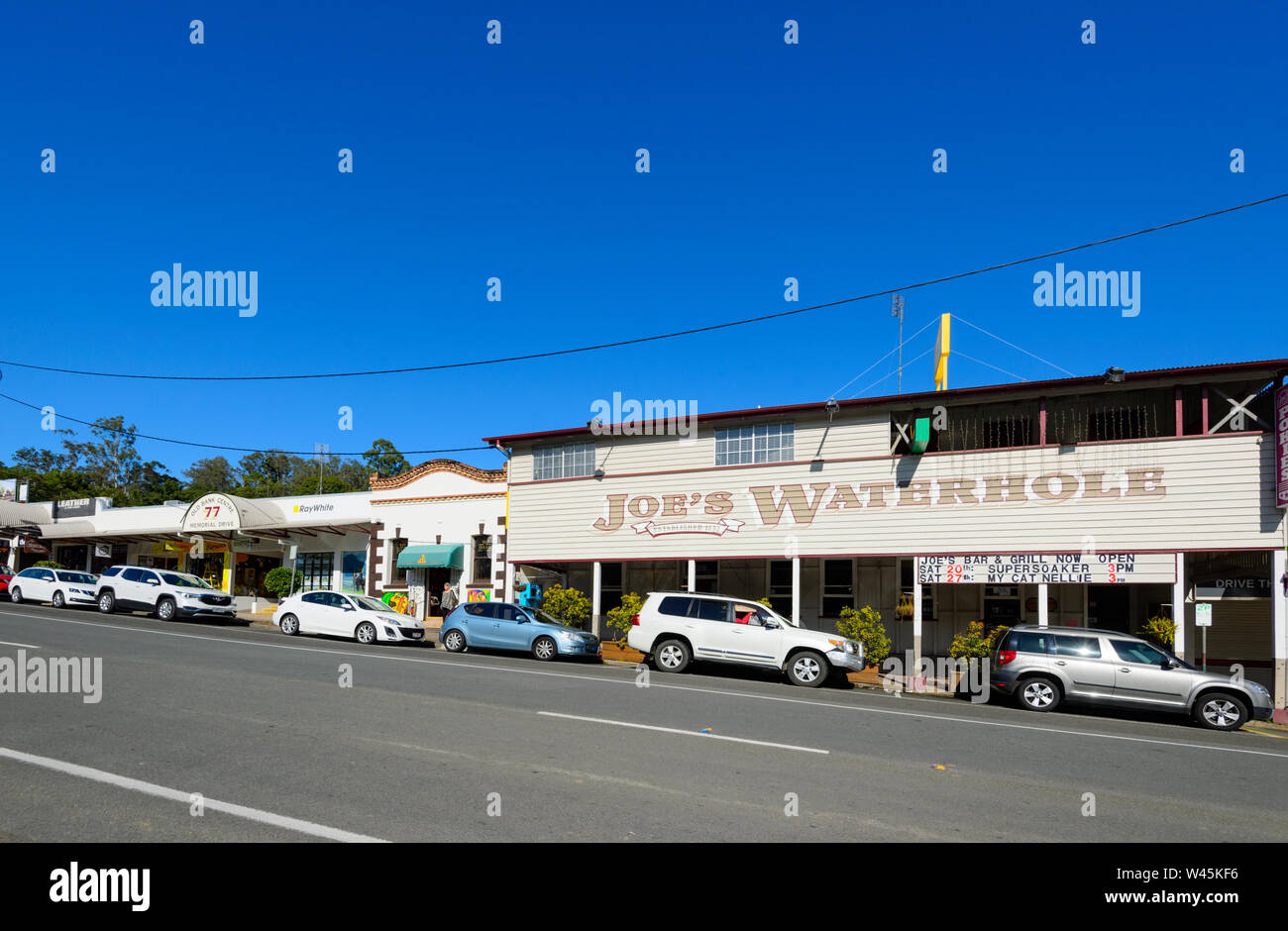 Joe's Waterhole storico pub nella strada principale della famosa cittadina rurale di Eumundi, Sunshine Coast, Queensland, QLD, Australia Foto Stock