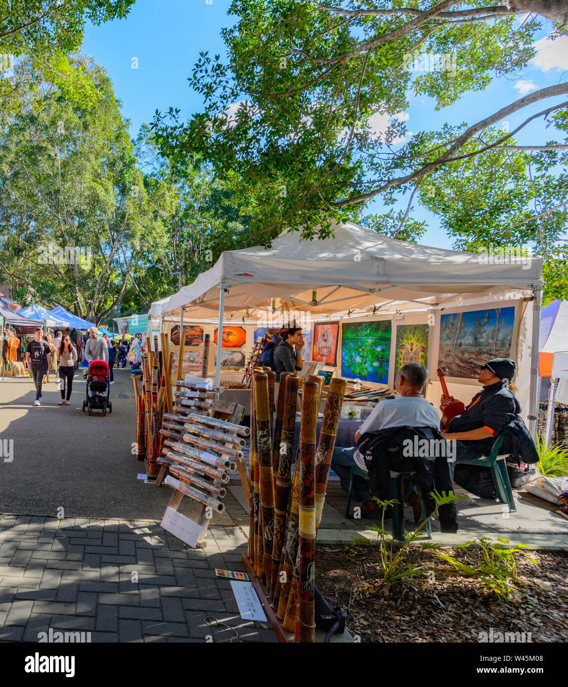 Pressione di stallo di mercato la vendita di arte e didgeridoos presso la popolare piccolo comune rurale di Eumundi, Queensland, QLD, Australia Foto Stock