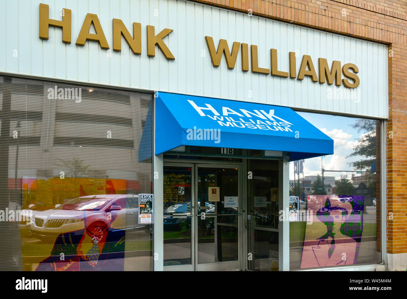 Segno di overhead e la tenda da sole blu in ingresso al centro storico edificio che ora ospita il Hank Williams Museum di Montgomery, AL, STATI UNITI D'AMERICA Foto Stock