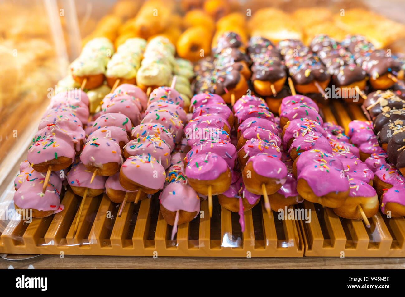 Colorato assortimento di donut stick visualizzato sullo scaffale in negozio  di pasticceria Foto stock - Alamy