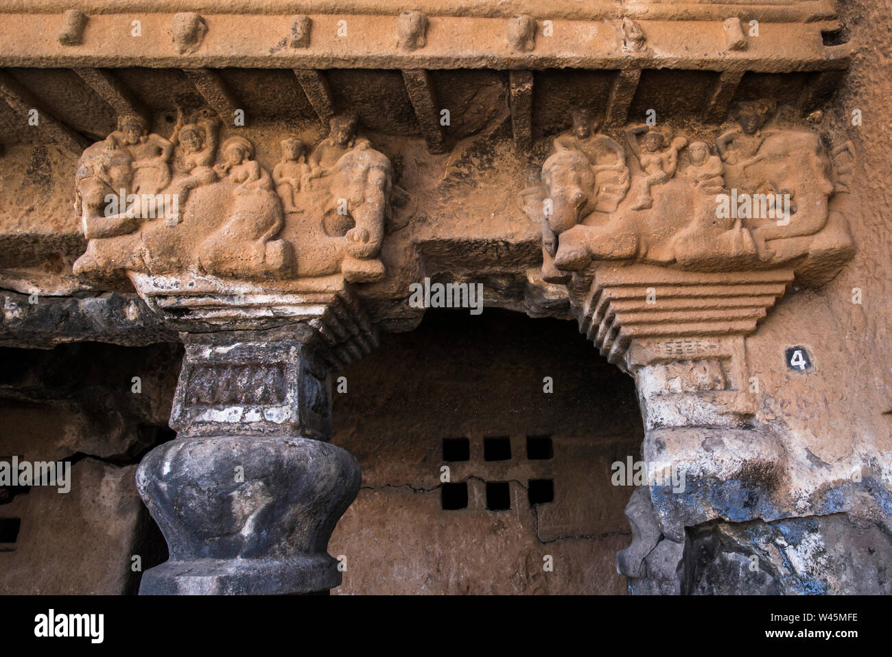 Grotta 4, vista ravvicinata del lato sinistro del pilastro e pilastro capitelli che mostra elephant riders, Pandavleni Caves, Nasik, Maharashtra. Foto Stock