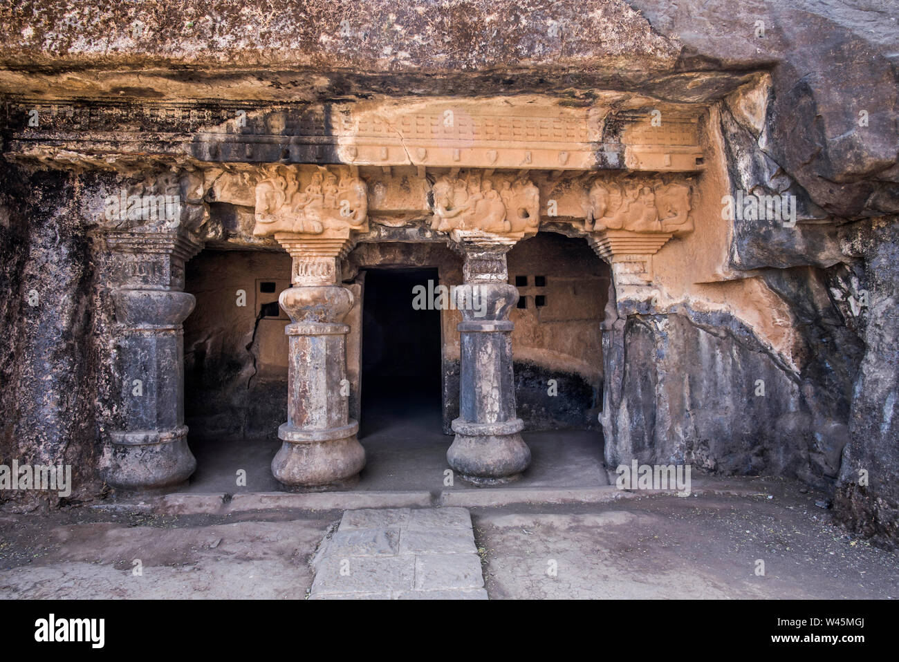 Grotta 4, facciata mostra colonne e lesene con elefante piloti oltre la capitale, Pandavleni Caves, Nasik, Maharashtra. Foto Stock
