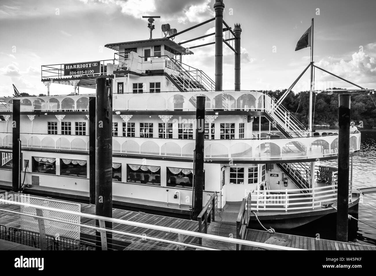 Il Harriott II Riverboat, in attesa di turisti per le crociere fluviali ancorata al Riverwalk Park wharf in Montgomery, AL, Stati Uniti d'America, in bianco e nero Foto Stock