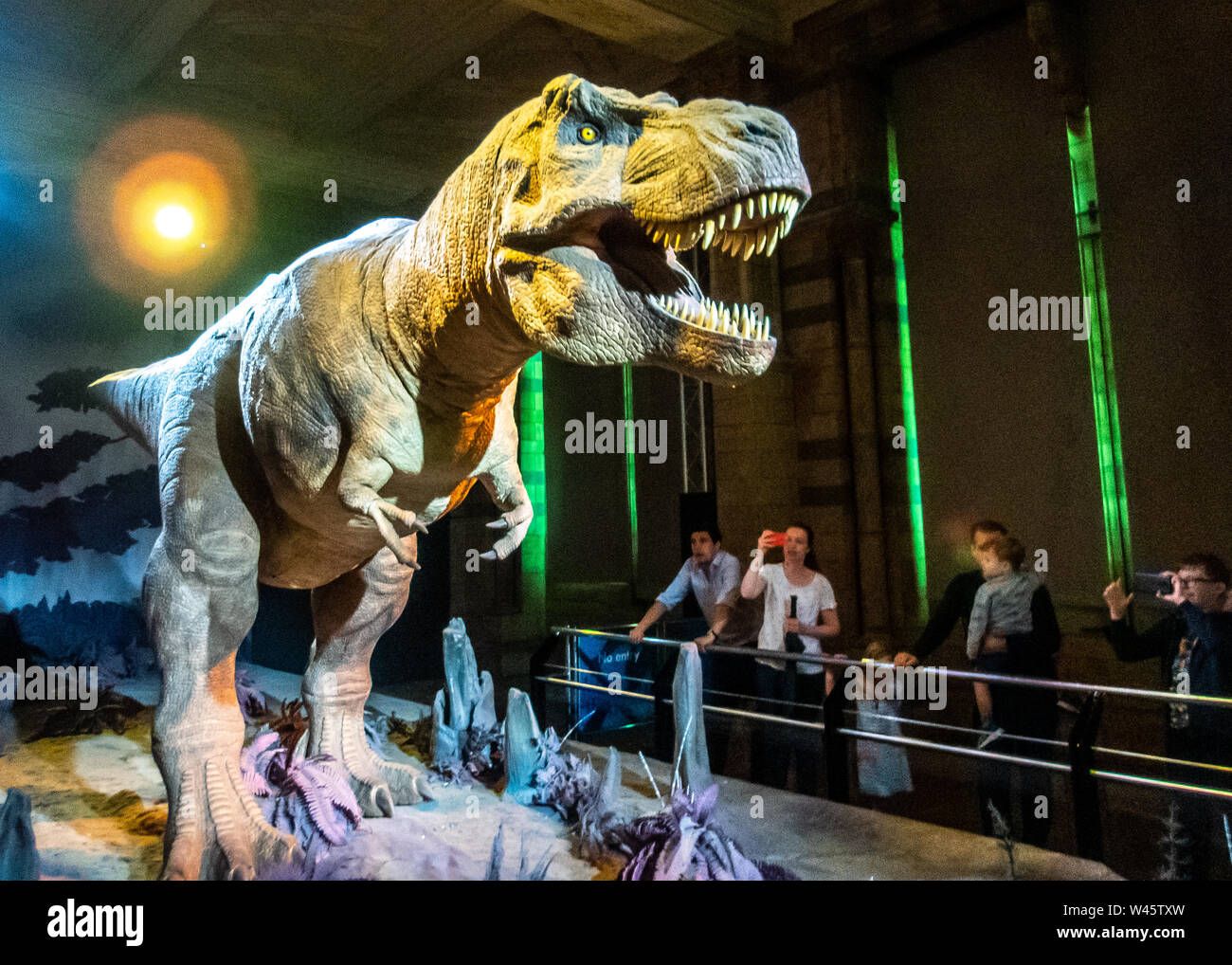 Londra, Regno Unito, 19 luglio 2019. I visitatori del Museo di Storia Naturale e ammirare una vita robotizzata-modello di dimensioni di un Tirannosauro Rex dinosauro. Pho Foto Stock