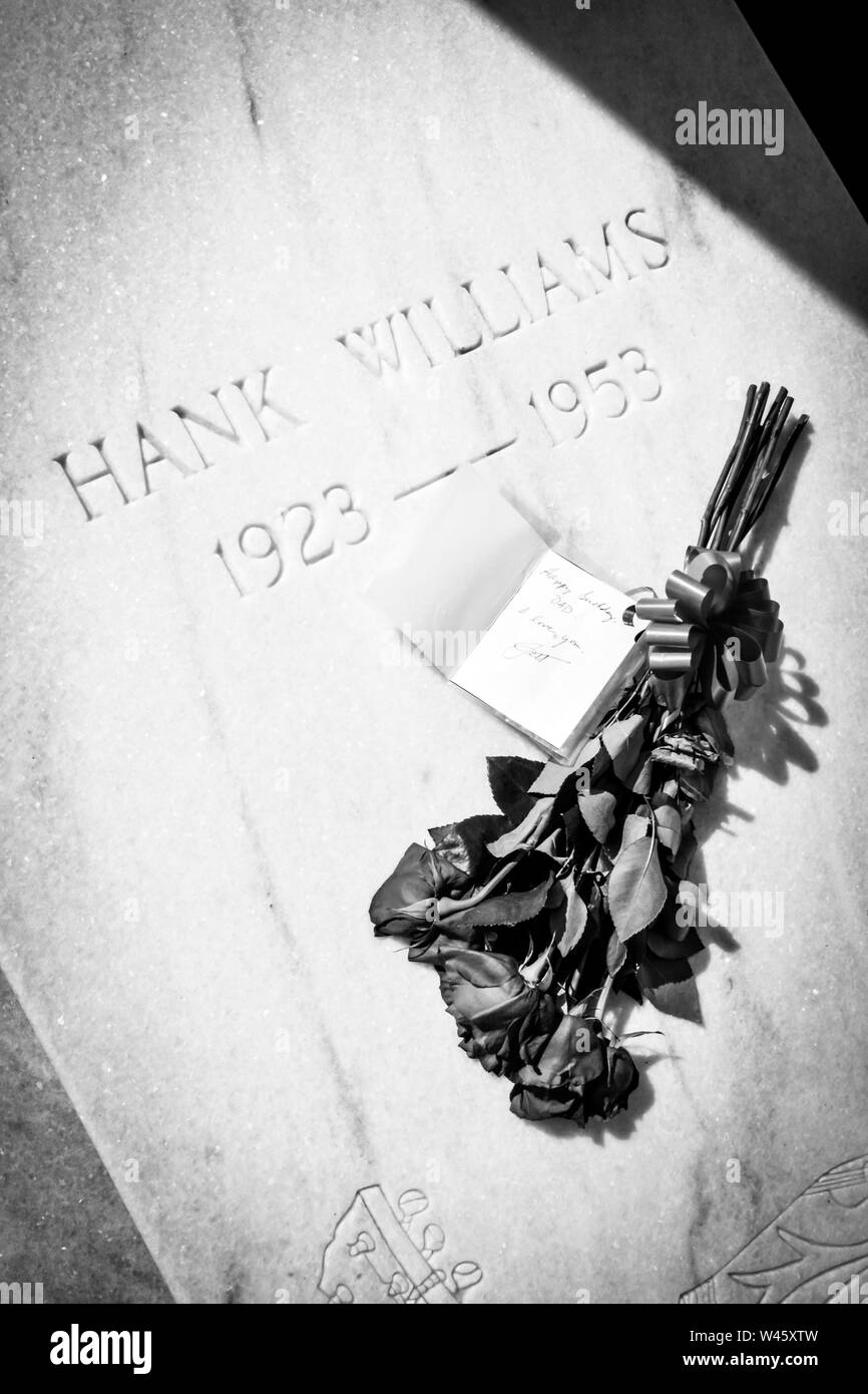 Un avvizzimento bouquet di rose rosse con una carta lettura "Buon Compleanno Papà, ti amo, Jett', sulla lapide di Hank Williams, Sr., in Montgomery, AL Foto Stock