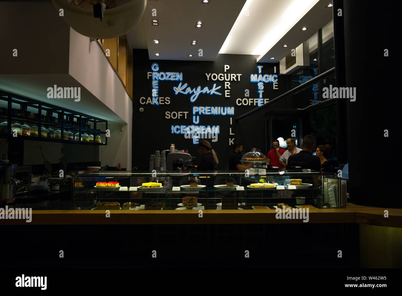 Ice Cream store dopo la mezzanotte, Glyfada Athens Grecia. Foto Stock