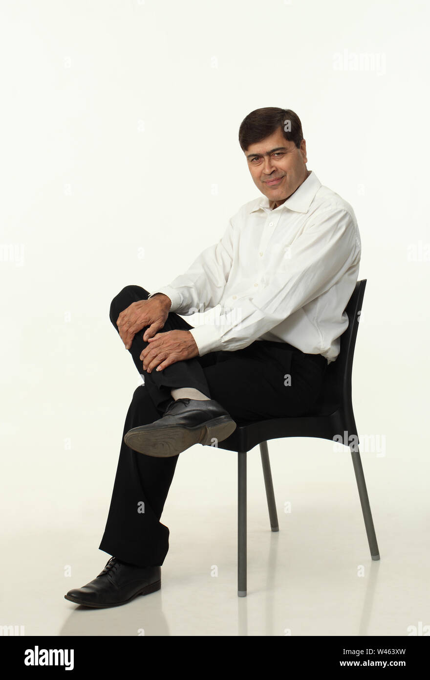 Ritratto di un imprenditore seduto su una sedia Foto Stock