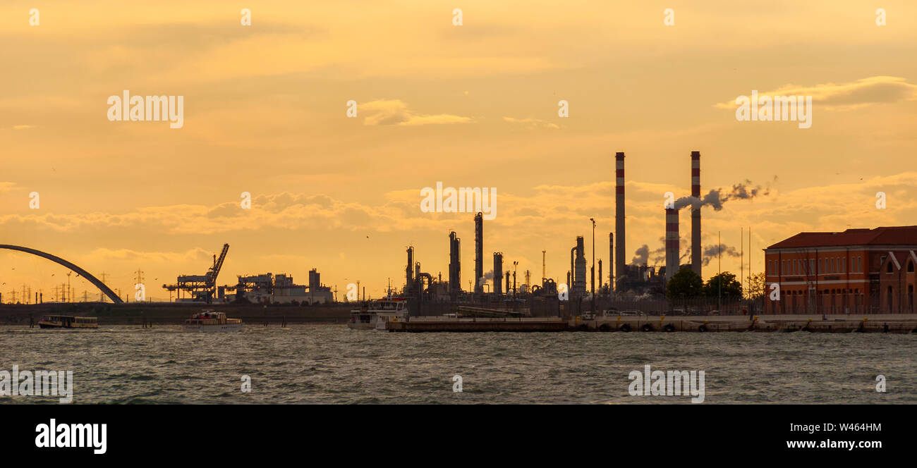 Ambiente naturale e di inquinamento in laguna di Venezia. Problemi di navigazione e la zona industriale di Porto Marghera Foto Stock