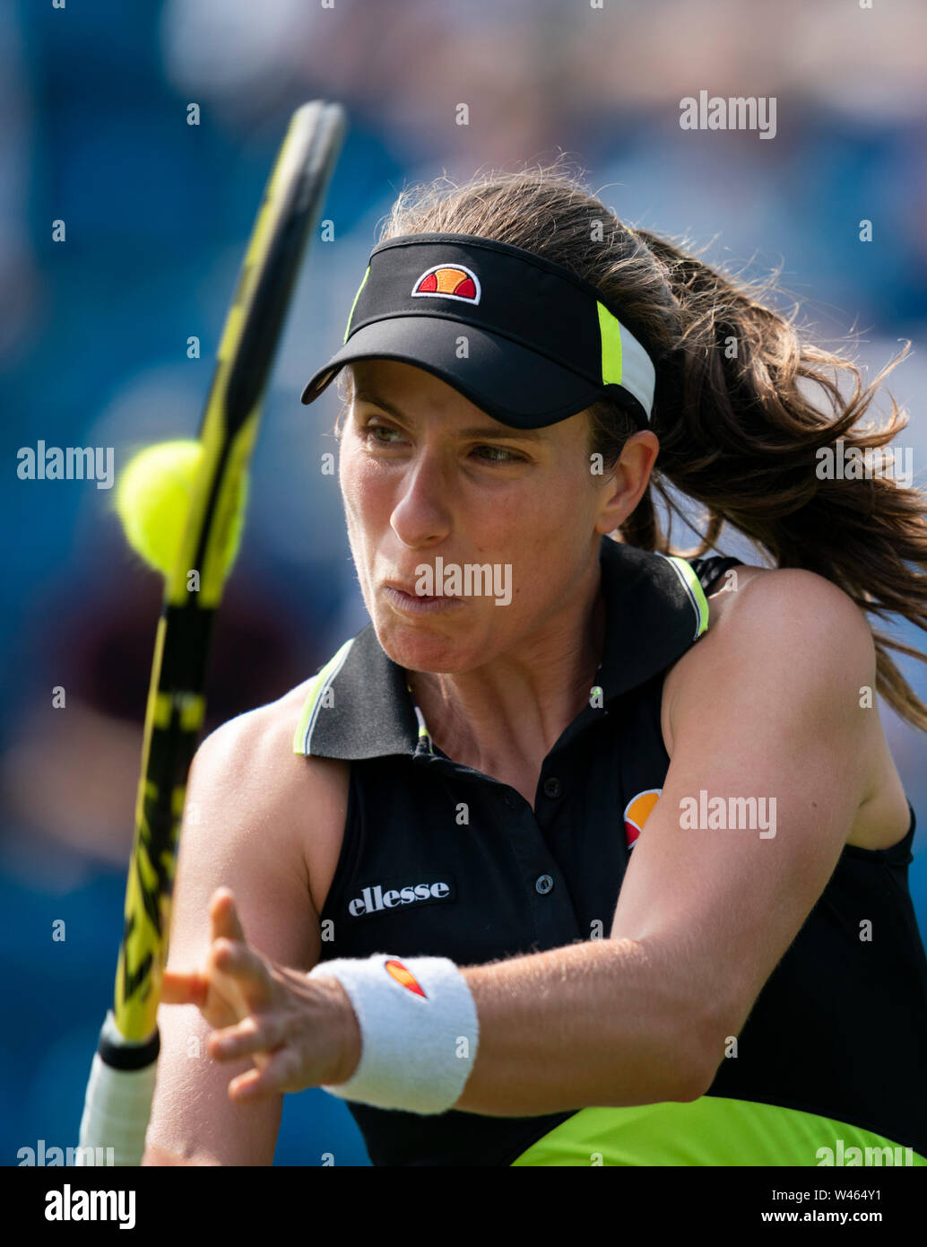 Johanna Konta di GBR giocando scritto contro Dayana Yastremska dell'Ucraina a valle della natura International 2019, Devonshire Park, Eastbourne - Inghilterra. Foto Stock