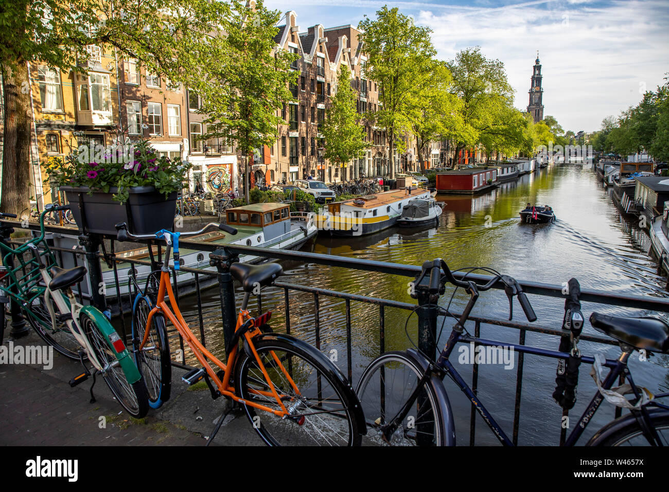 Amsterdam, Paesi Bassi, città vecchia, canal, Prinsengracht, Westerkerk chiesa torre, houseboats, Foto Stock