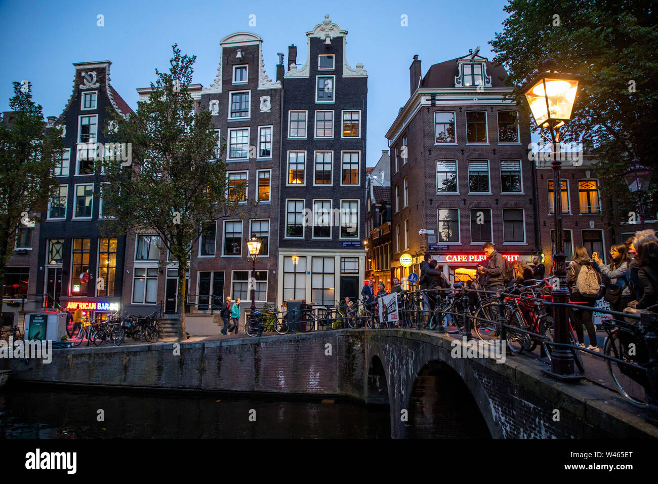 Amsterdam, Paesi Bassi, città vecchia, canal, ponte a Oudezijds Voorburg Wal, Foto Stock