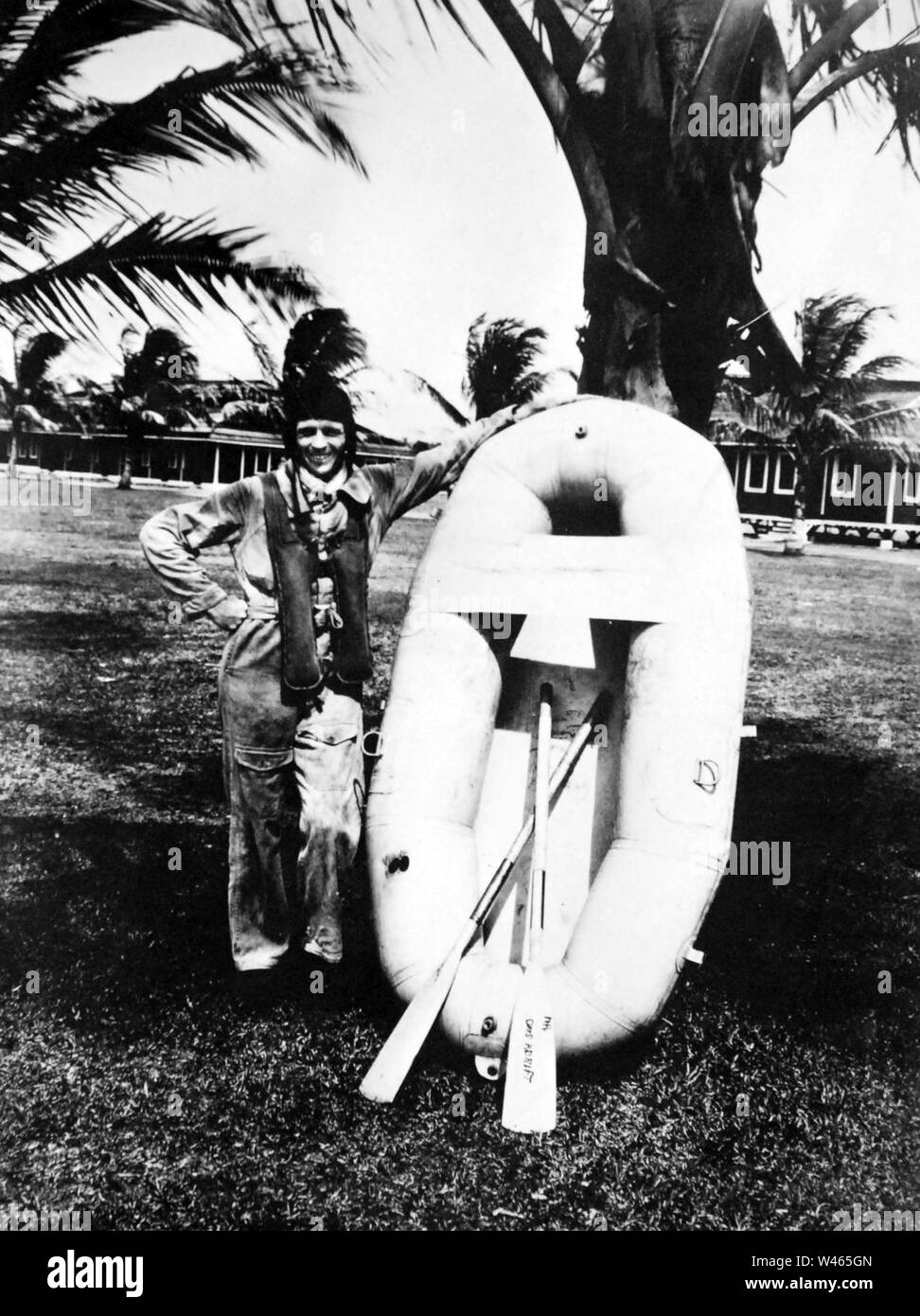 COP Verne Harshman, USN, con gomma barca in cui rimase alla deriva per cinque giorni, 1931 (40691296200). Foto Stock
