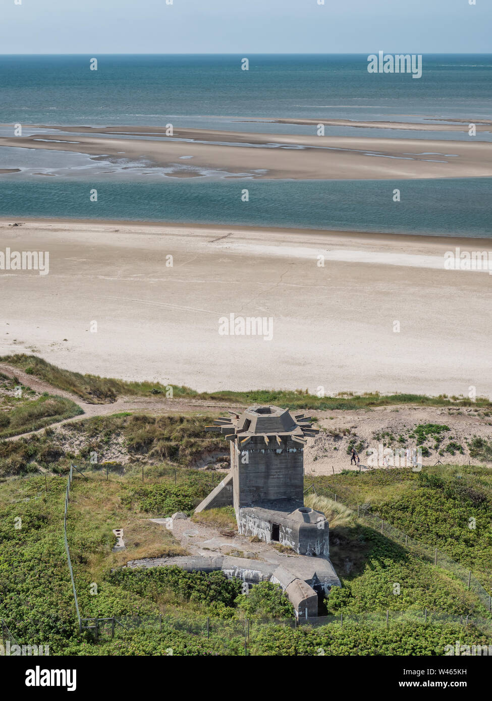 Bunker da WW2 a Blaavand Beach sulla costa del Mare del Nord in estate, Danimarca Foto Stock
