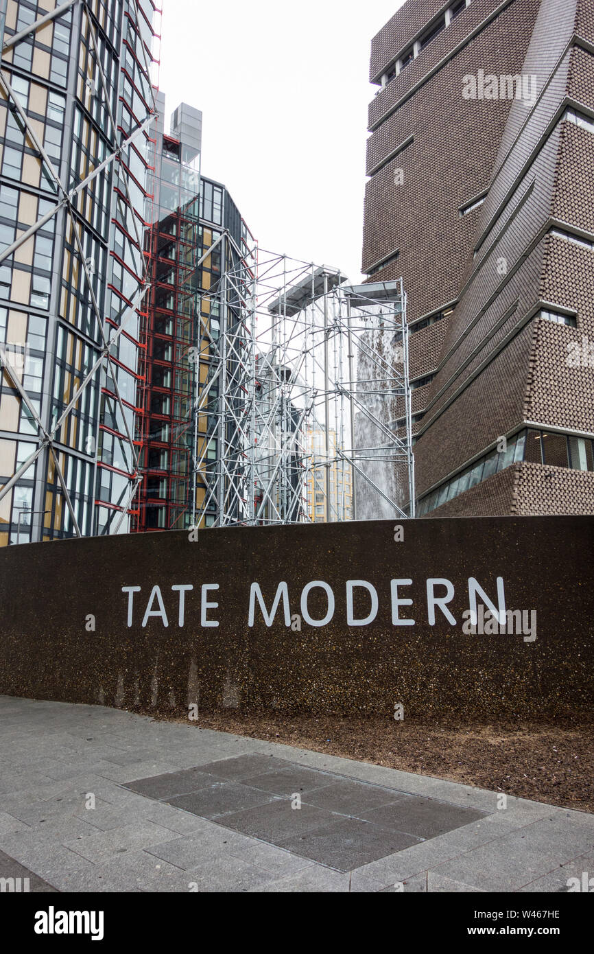 Olafur Eliasson 36ft-alta cascata al di fuori della Tate Modern e adiacente al Neo Bankside appartamenti di lusso, Bankside, London, Regno Unito Foto Stock