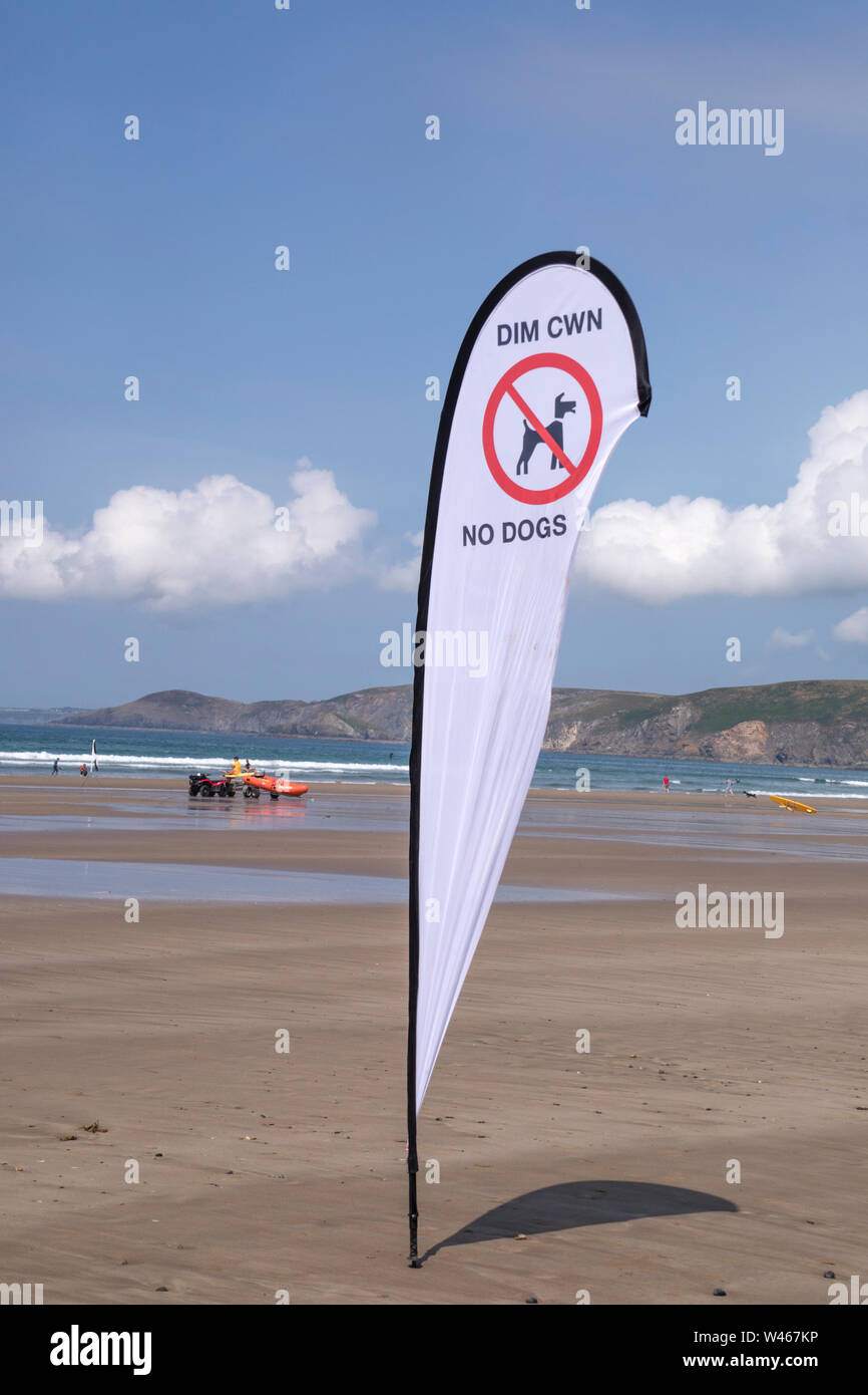 Un banner per informare che non doge sono ammessi sulla spiaggia, Wales, Regno Unito Foto Stock