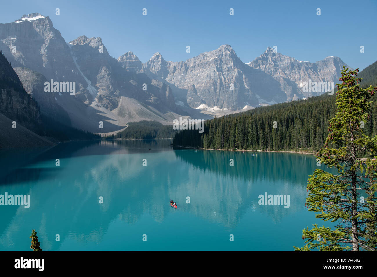 Montagne riflesse nelle acque verde smeraldo del lago Moraine, Alberta, Canada Foto Stock