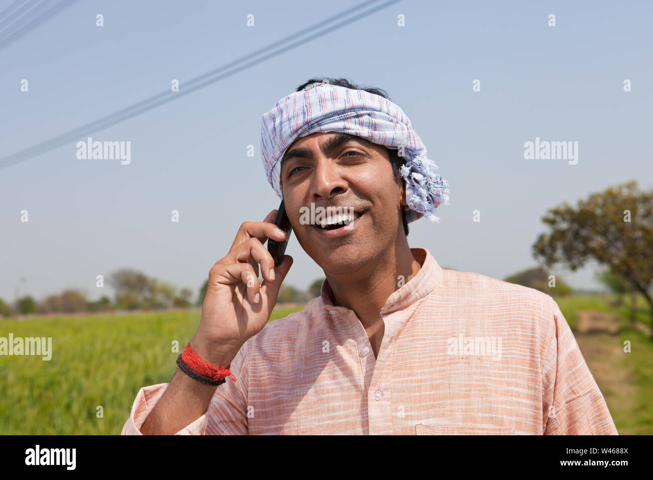 Coltivatore a parlare su un telefono mobile Foto Stock