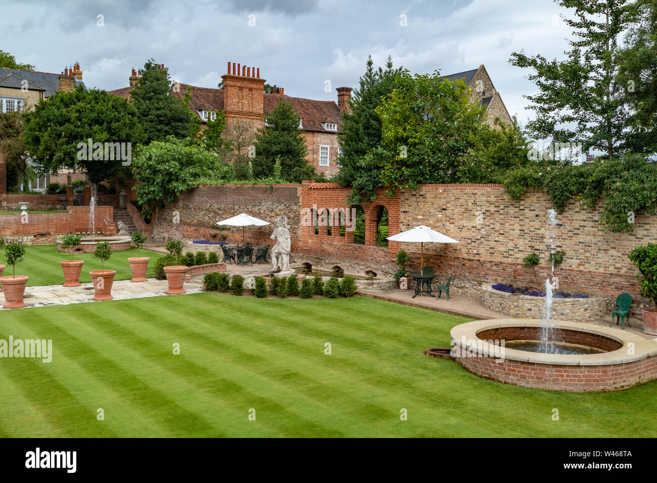 Il nuovo giardino all italiana, Restauro Casa, Rochester, Kent, England, Regno Unito Foto Stock