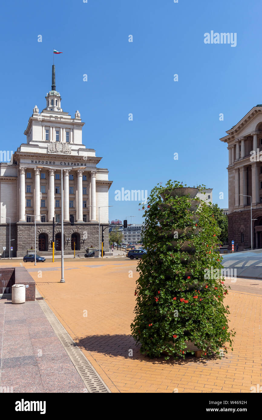 SOFIA, BULGARIA - 13 giugno 2019: Panorama di Nezavisimost (indipendenza) Square nella città di Sofia, Bulgaria Foto Stock