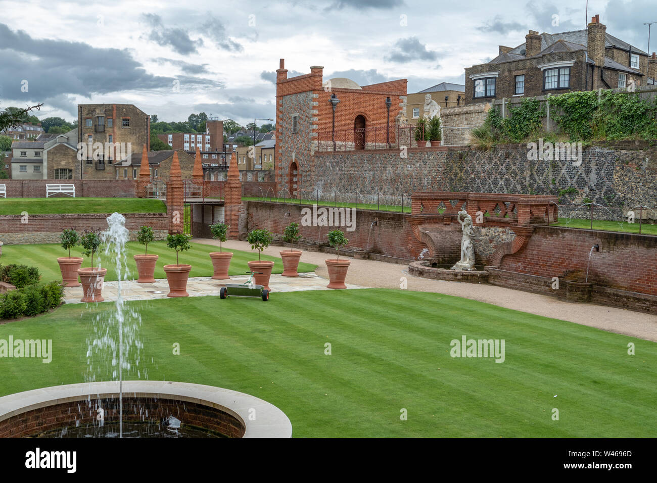 Il nuovo giardino all italiana, Restauro Casa, Rochester, Kent, England, Regno Unito Foto Stock