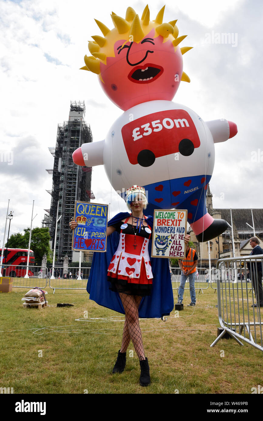 La piazza del Parlamento, Londra, Regno Unito. Il 20 luglio 2019. Supergirl UE. Il Boris Blimp vola sopra la piazza del Parlamento per il mese di marzo per il cambiamento. Credito: Matteo Chattle/Alamy Live News Foto Stock