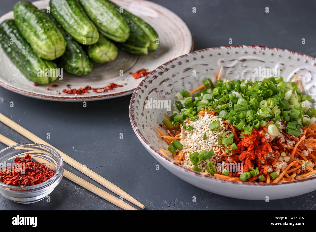 La preparazione di prodotti per la cottura tradizionale coreano kimchi cetriolo snack: miscelazione degli ingredienti in una piastra, alimento fermentato, la foto in orizzontale Foto Stock
