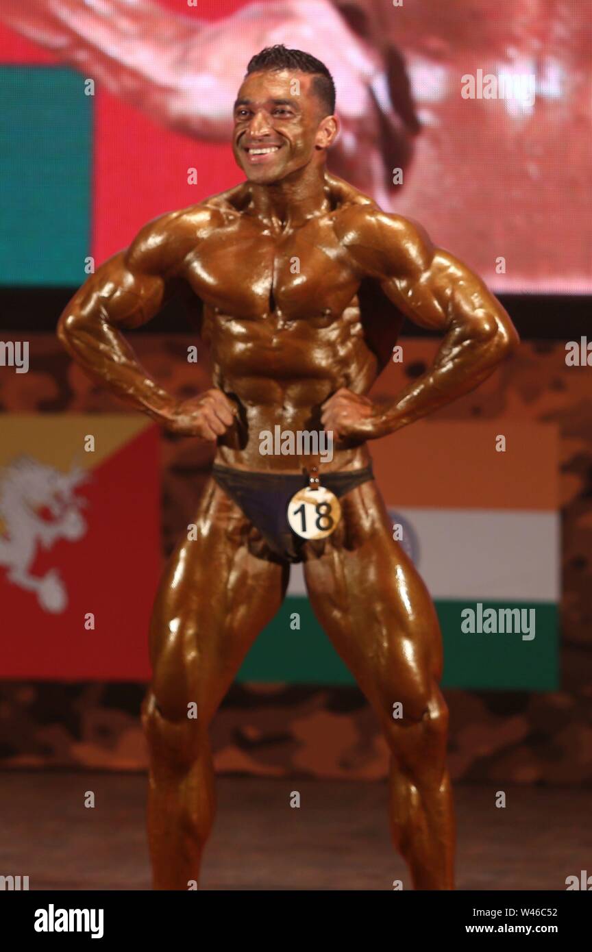Un culturista pone durante il dodicesimo South Asian Bodybuilding Championship 2019 a Kathmandu. (Foto di Archana Shrestha che/Pacific Stampa) Foto Stock