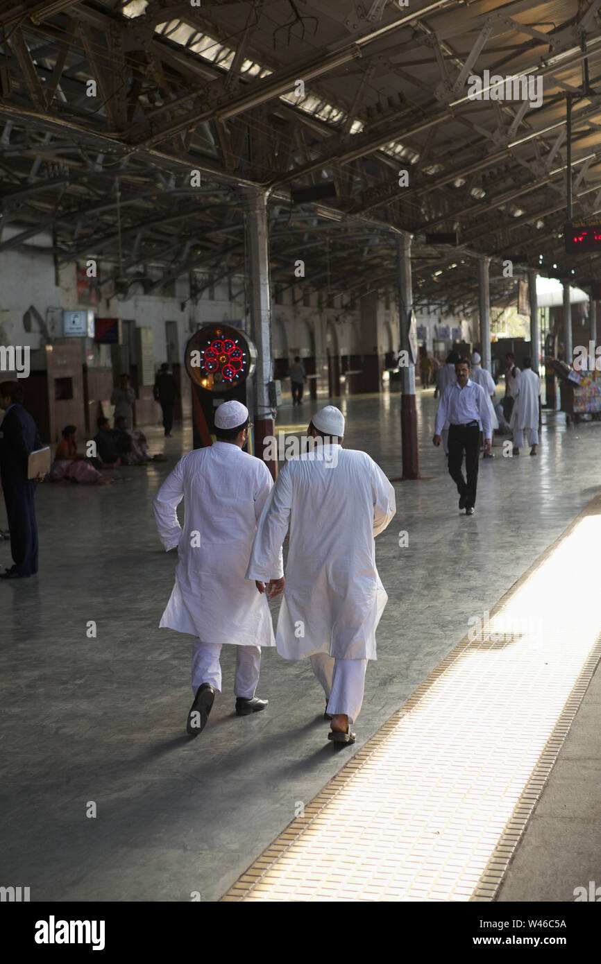 Passeggeri che camminano su una piattaforma ferroviaria Foto Stock