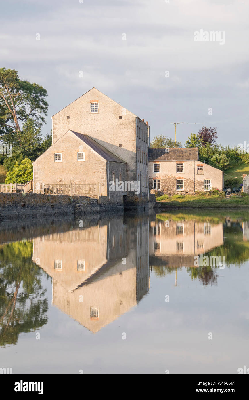 Carew Tidal Mill, Carew, Il Pembrokeshire Coast National Park, Wales, Regno Unito Foto Stock