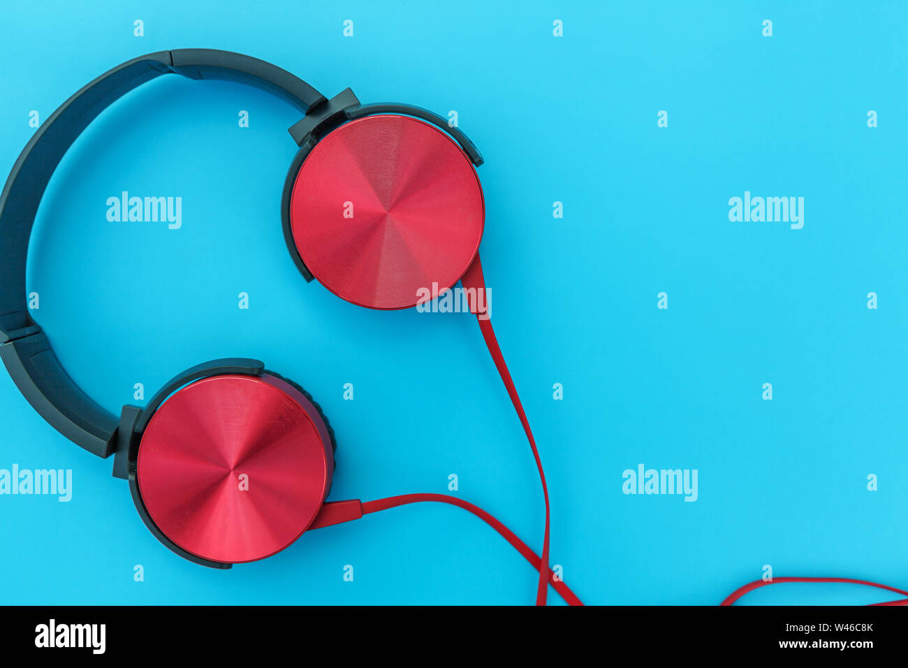 Cuffie Rossa Turchese su sfondo blu. Semplice minimalista foto di auricolari  con copia spazio. Red cuffie per DJ con cavo isolato su col pastello Foto  stock - Alamy
