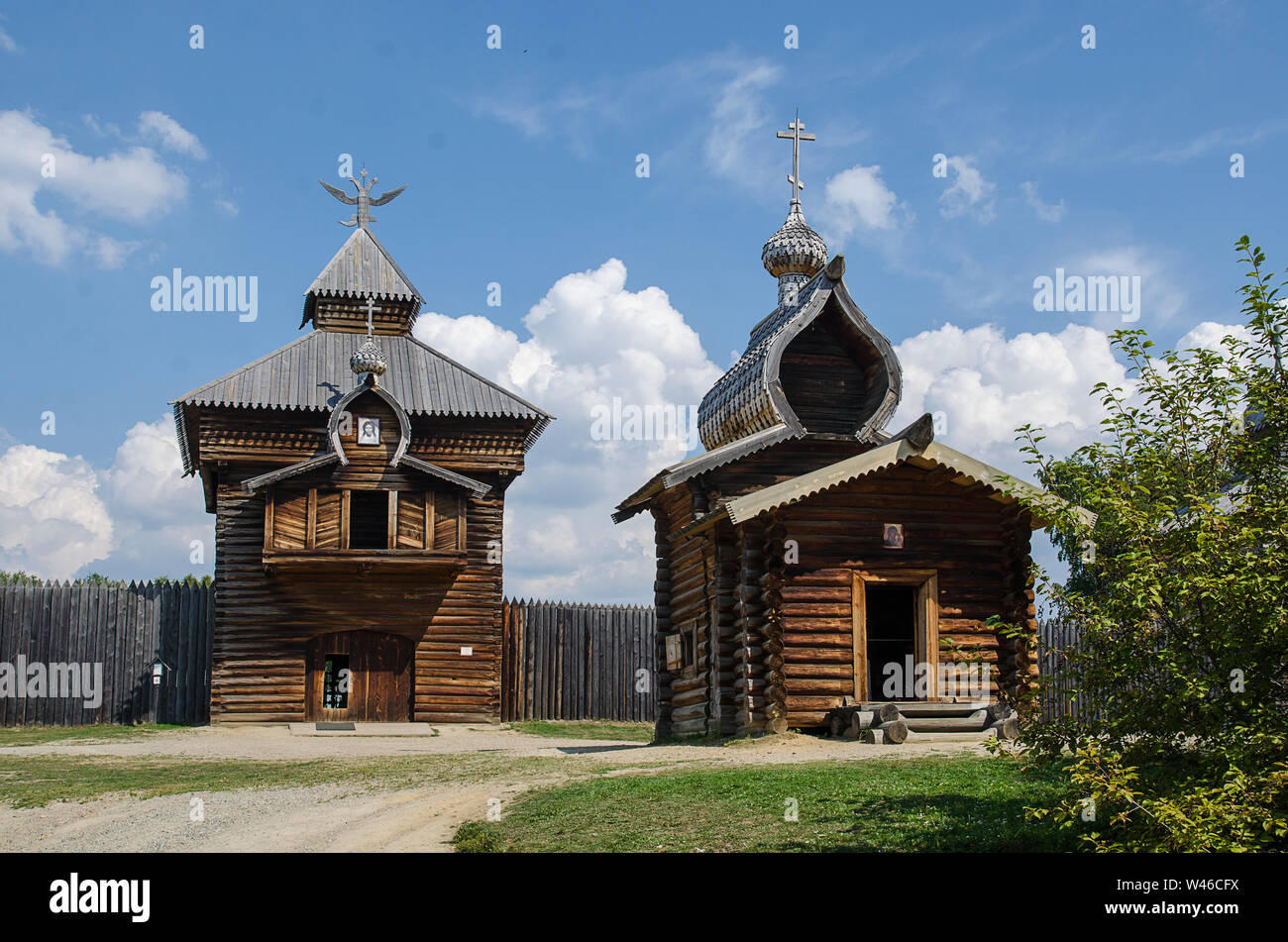 Listvanka, Taltsy, Russia - agosto, 07, 2017. Panorama dell'antico edificio in legno della fortezza Foto Stock