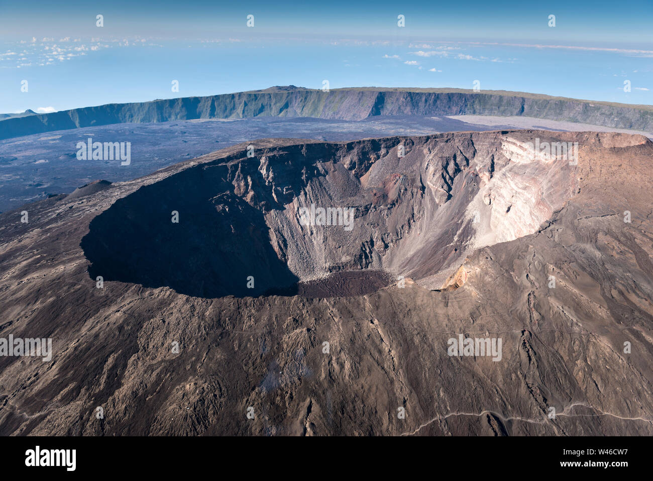 La mattina presto vista aerea del cratere e cono del Piton de la Fournaise, uno dei vulcani più attivi al mondo. La Reunion. Foto Stock