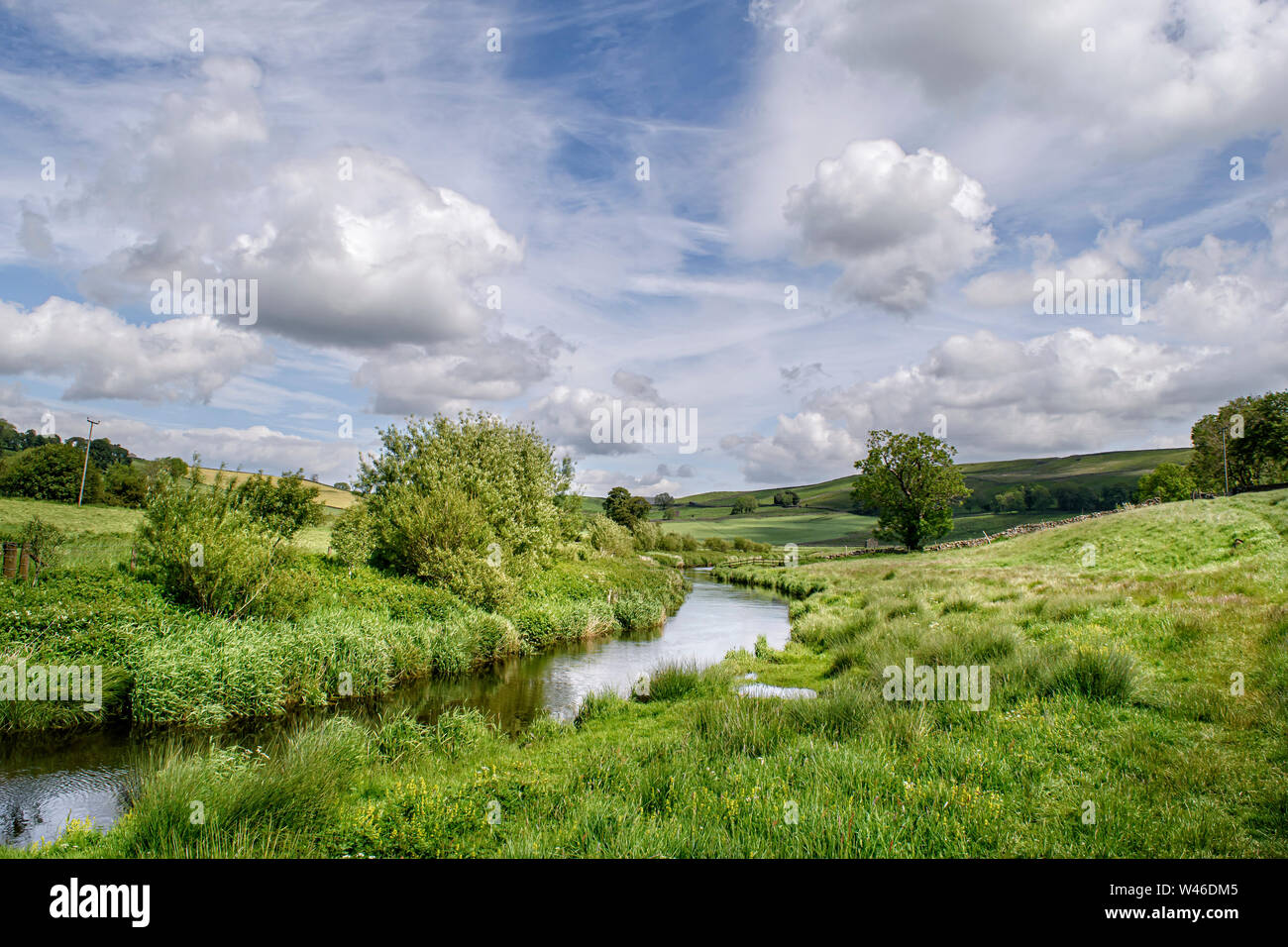 Splendido Fiume Bain come si snoda da Semer acqua a Bainbridge sul viaggio Pennine Foto Stock