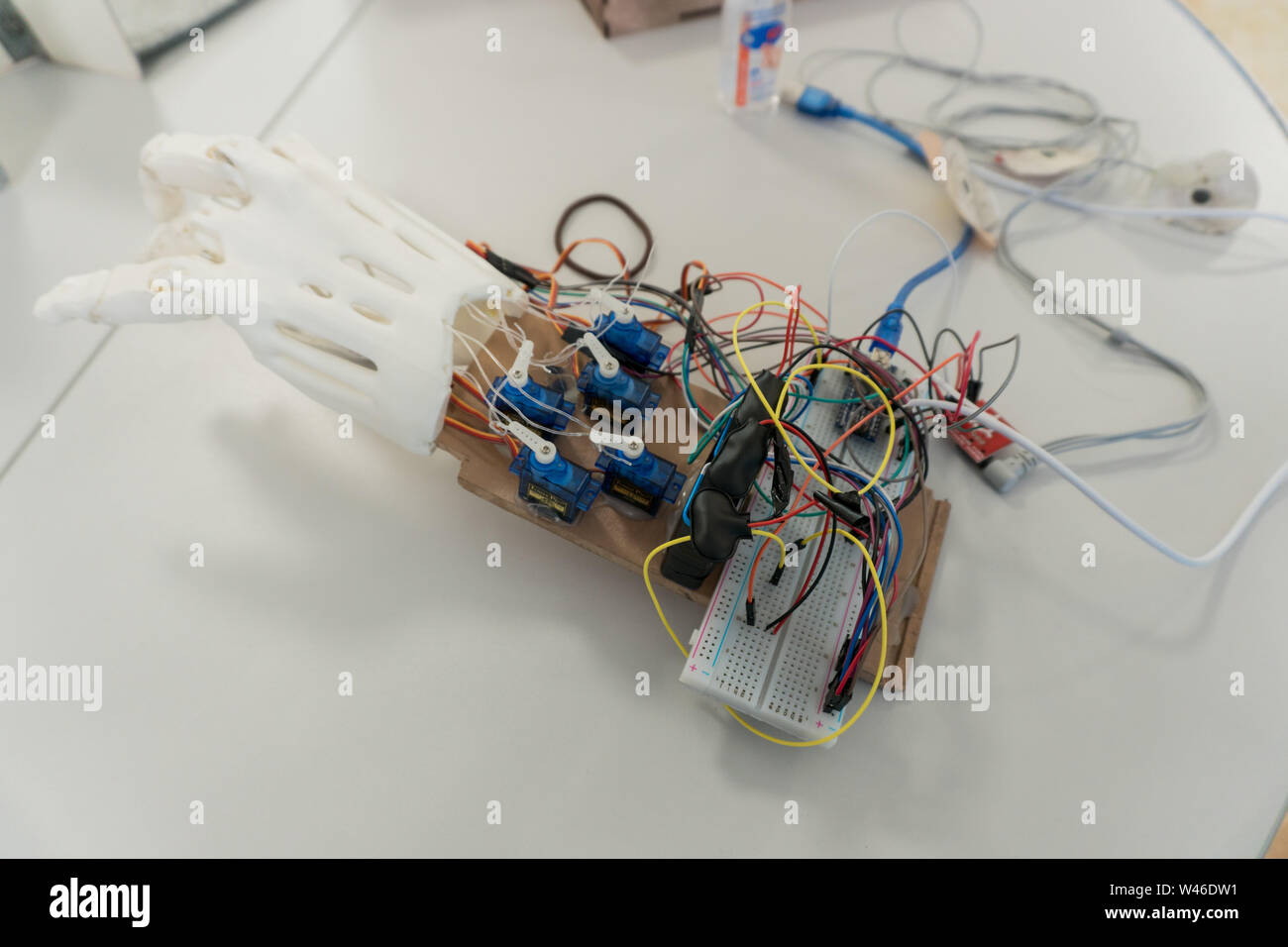 La creazione di robotica e intelligenza artificiale. Un impianto per una mano umana. Nanomedicine. Foto Stock