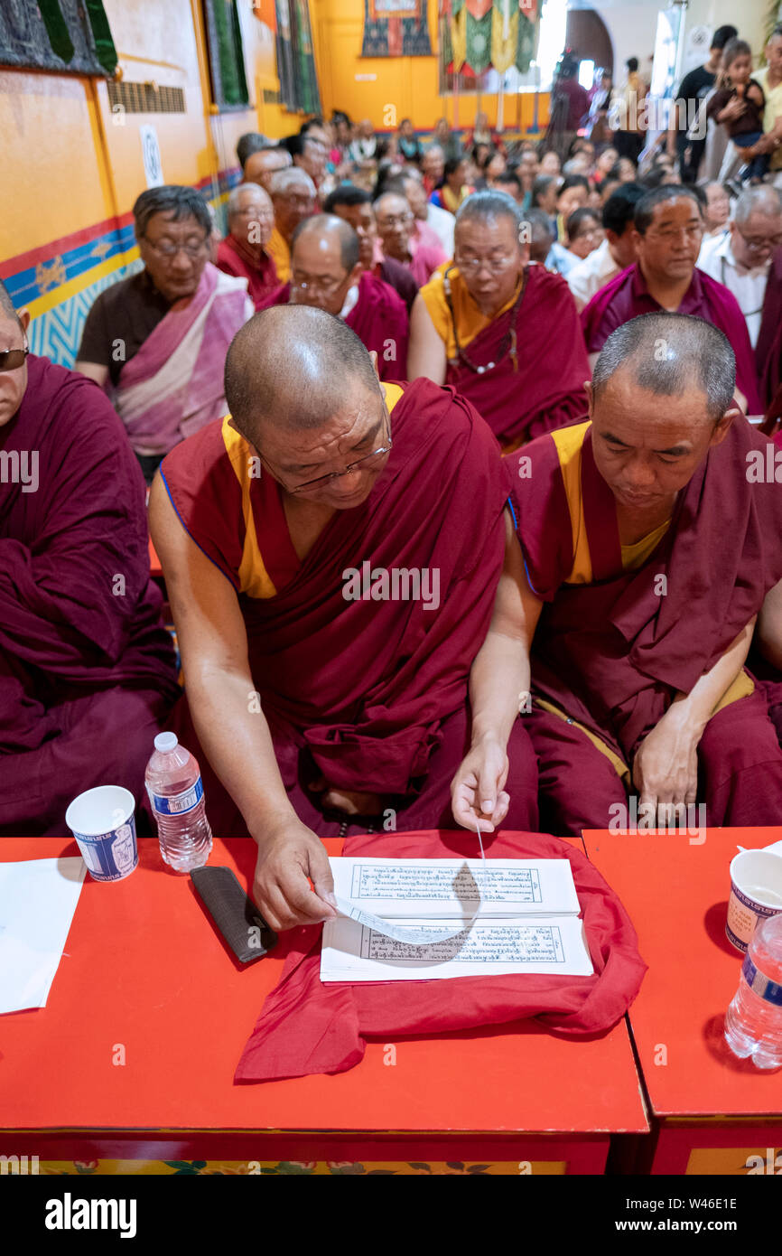 Nepalese monaci buddisti condividono la preghiera di libri a un servizio presso lo Sherpa Kyidug tempio di Elmhurst, Queens, a New York City. Foto Stock