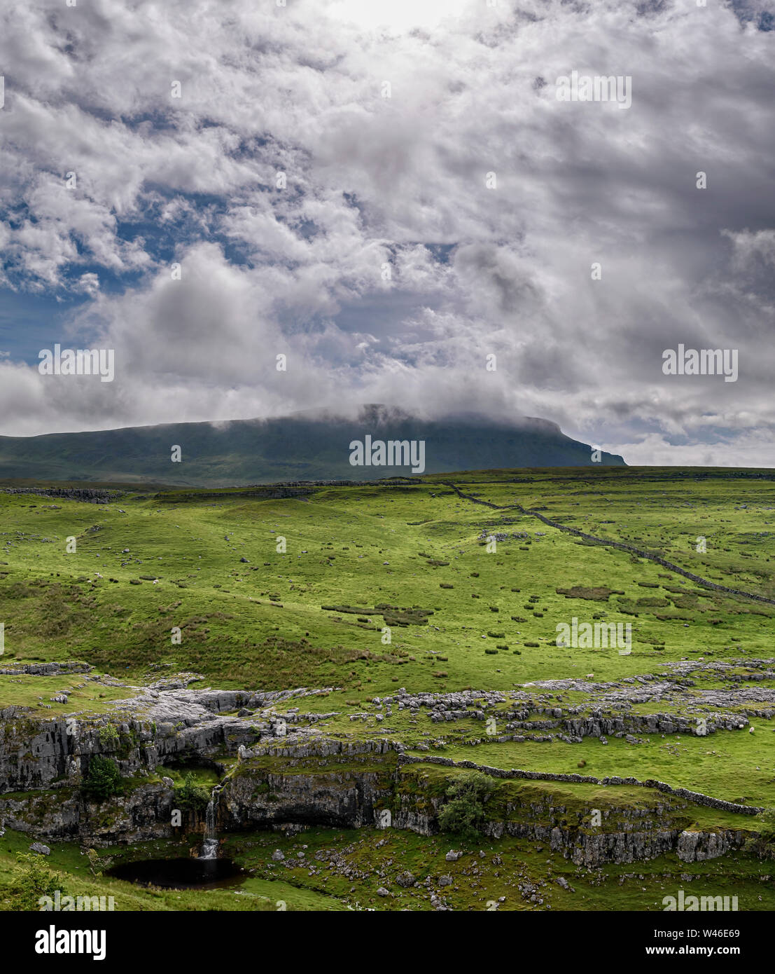 Horton cicatrice e cascata con Pen-y-Ghent salendo dietro Foto Stock